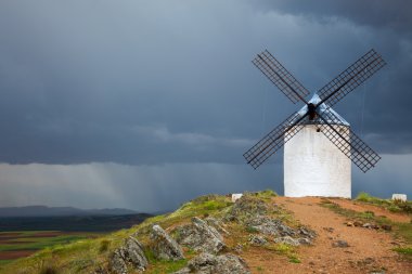 Dramatik gökyüzü ve yağmur eski yel değirmeni