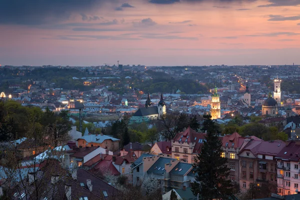 Gün batımında, eski şehrin panoramik havadan görünümü. Lviv, Ukrayna