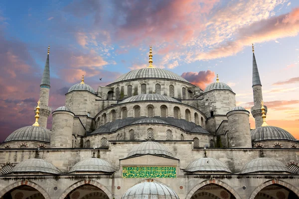 Mezquita Sultanahmet y hermoso cielo del amanecer — Foto de Stock