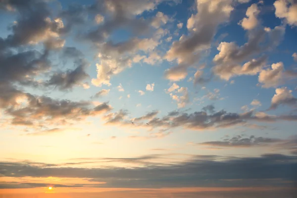 Céu de pôr-do-sol suave com sol e nuvens coloridas — Fotografia de Stock