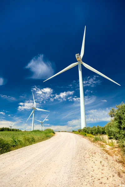 Turbinas generadoras de viento en el paisaje real - concepto de energía — Foto de Stock