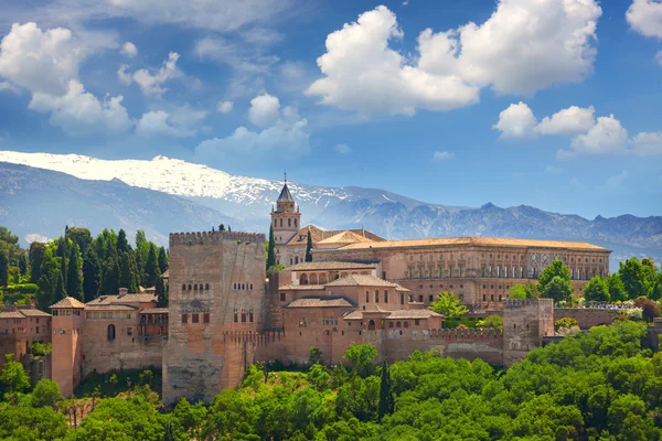 Vista de la famosa fortaleza árabe antigua Alhambra, Granada, S — Foto de Stock