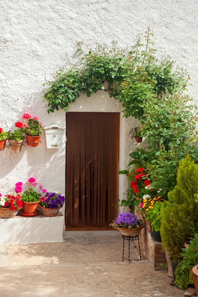 Traditionella Medelhavet hus dörr dekorerad blomma — Stockfoto