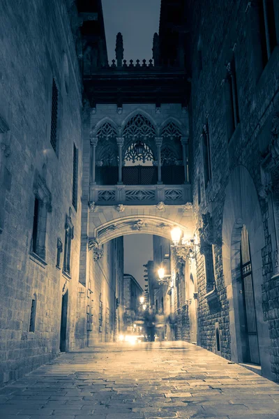 Улица в готическом квартале ночью, Барселона, Испания — стоковое фото