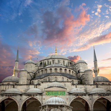 Sultanahmet Camii ve güzel gündoğumu gökyüzü