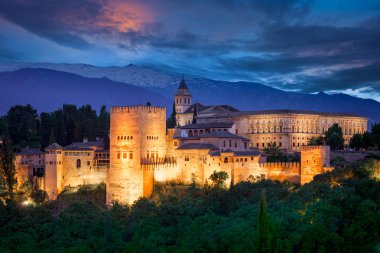 Gece ünlü Alhambra görünümü, Avrupa seyahat Simgesel Yapı