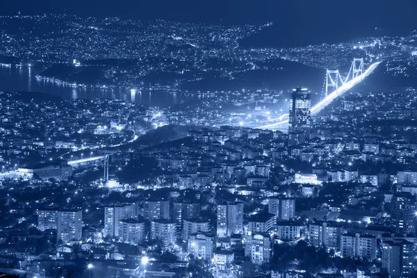 Вид с воздуха на центр Стамбула и мост — стоковое фото