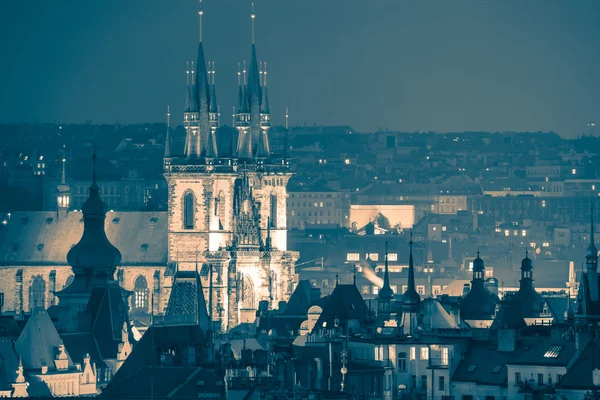 Praga, fantásticos tejados del casco antiguo por la noche - vintage tonificado —  Fotos de Stock