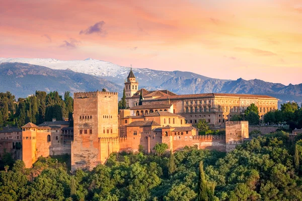 Antyczny arabski twierdzy Alhambra w tym czasie piękny wieczór — Zdjęcie stockowe