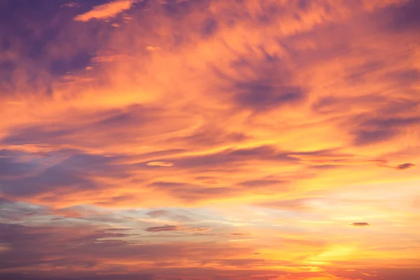 Fondo fantástico del cielo real al atardecer —  Fotos de Stock