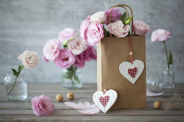 Lovel background with flowers and hearts — Stock Photo, Image