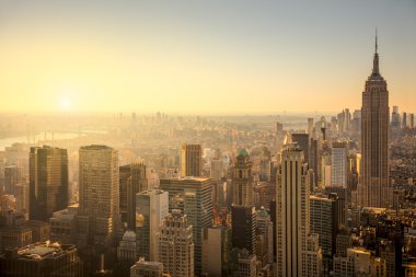 New York şehir manzarası ile nazik gündoğumu, kentsel gökdelenler