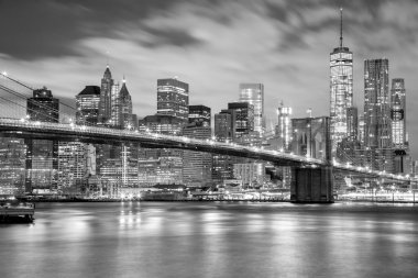 Manhattan ve Brooklyn Köprüsü'nün siyah ve beyaz, New York