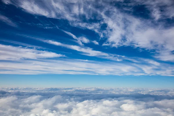 Blauer Himmel und weiße Wolken - Luftaufnahme — Stockfoto