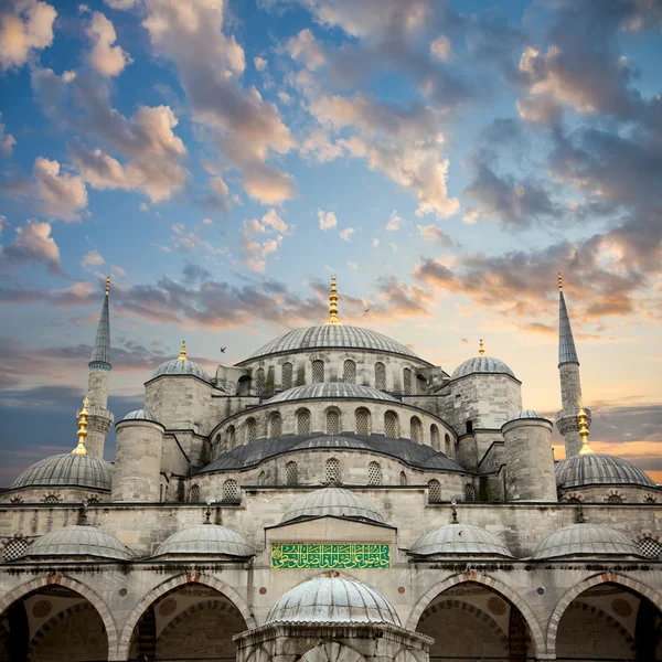 Modrá mešita z nádvoří proti obloze úžasné, Istanbul, — Stock fotografie