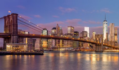 Sunrise, New York, Brooklyn Köprüsü ve Manhattan gökdelenler