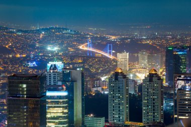 Gece hava görünümünü ışıklı şehir, gökdelenler ve işleniyor