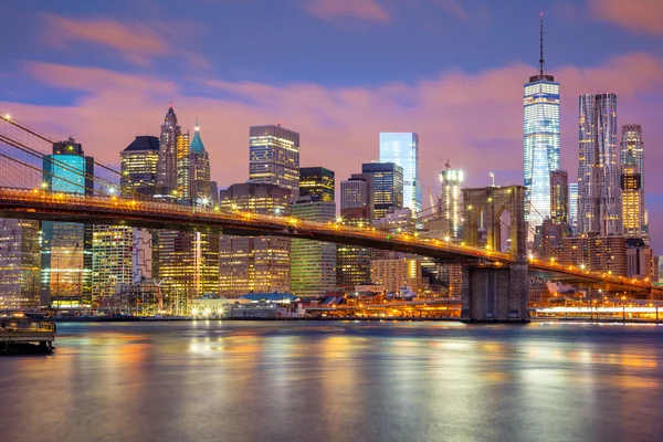Arranha-céus de Manhattan e Brooklyn Bridge, Nova Iorque, EUA — Fotografia de Stock