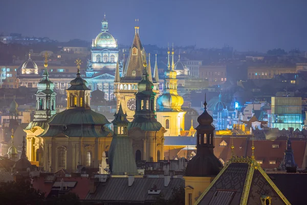Praga, fantásticos tejados del casco antiguo durante el crepúsculo —  Fotos de Stock
