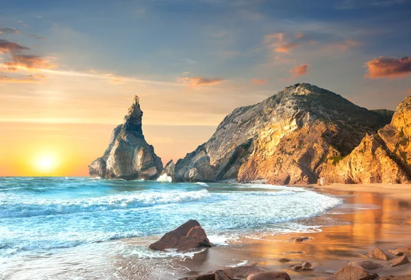 Ocean krajina při západu slunce, velké kameny a kameny beach — Stock fotografie