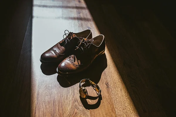 Zapatos de boda, mira sobre un fondo de madera . Imágenes de stock libres de derechos