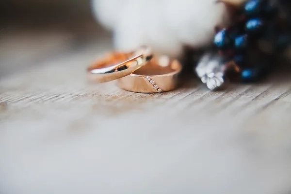 Wedding rings  over wooden table — Stock Photo, Image