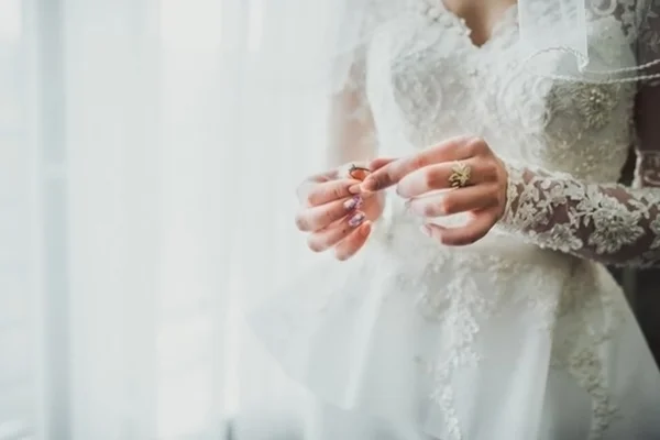 Nevěsta ruka s zásnubní prsten — Stock fotografie