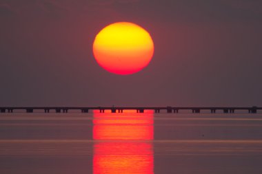 Lake Pontchartrain üzerinden günbatımı