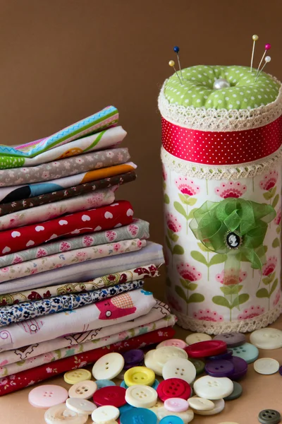Caixa com pequeno travesseiro para agulhas e tecido de pilha. foto — Fotografia de Stock