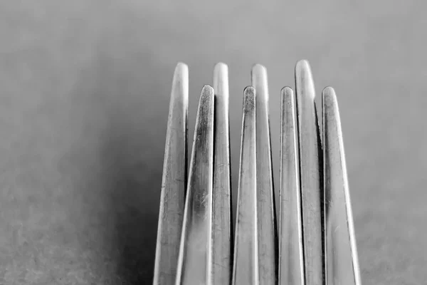Dos tenedores como corona. Macro. Fondo abstracto. Foto. Blanco y negro —  Fotos de Stock