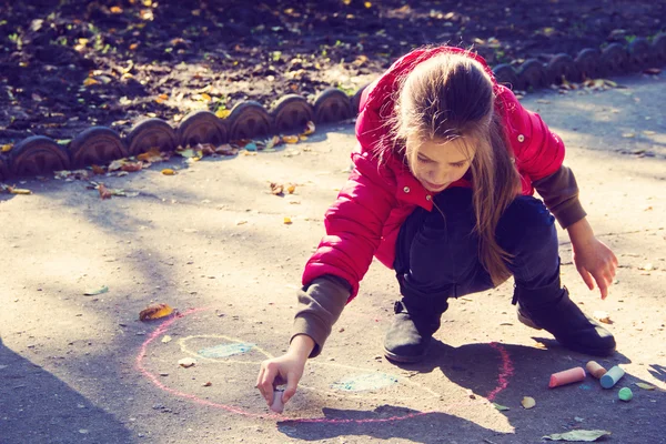 Ragazza disegnare con gesso — Foto Stock