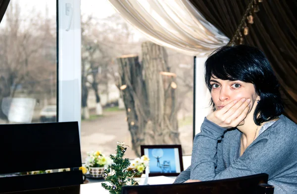 Frau am Fenster — Stockfoto