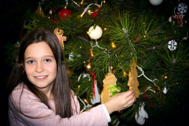 bir Noel ağacı altında kız