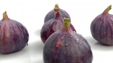 Beyaz arkaplanda incirler izole edildi