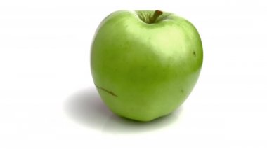 kırmızı yeşil elmalar beyaz arkaplanda izole