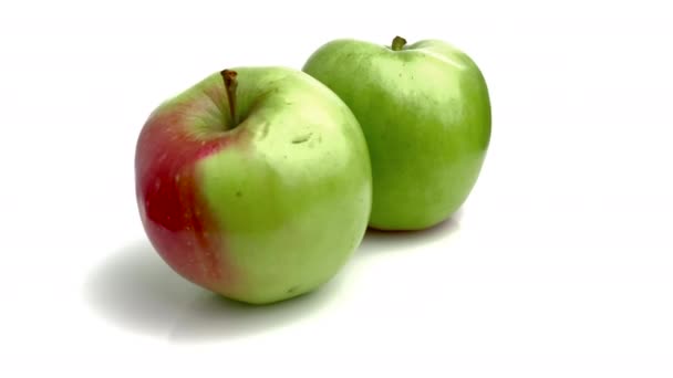 Rot Grüne Äpfel Isoliert Auf Weißem Hintergrund — Stockvideo