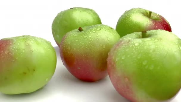 Manzanas Verdes Rojas Aisladas Sobre Fondo Blanco — Vídeos de Stock