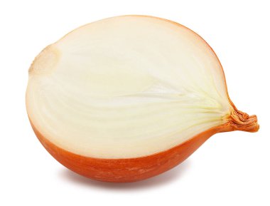 Dilimlenmiş soğan yolu beyaza izole edilmiş.