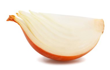 Dilimlenmiş soğan yolu beyaza izole edilmiş.