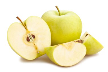 Dilimlenmiş yeşil elma yolu beyazda izole edilmiş.