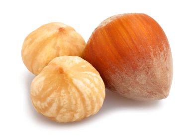 Kızarmış fındık yolu beyazda izole edilmiş.