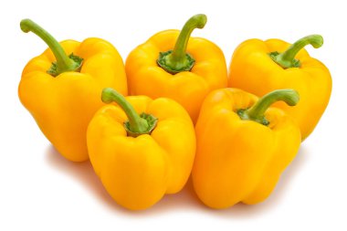 Sarı dolma biber yolu beyazda izole edilmiş.