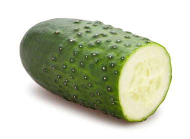 Dilimlenmiş salatalık yolu beyazda izole edilmiş.