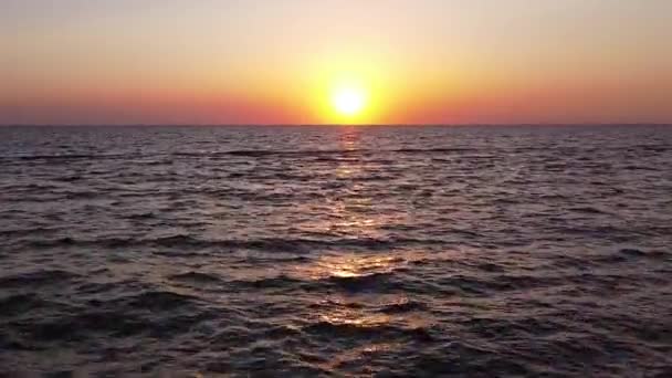 波打つ海の上の夏の日の出 — ストック動画