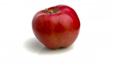 Beyaz üzerine izole edilmiş kırmızı lezzetli elma