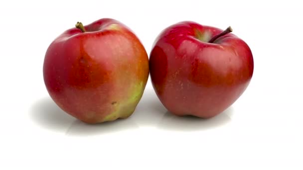 白で隔離された赤いおいしいリンゴ — ストック動画