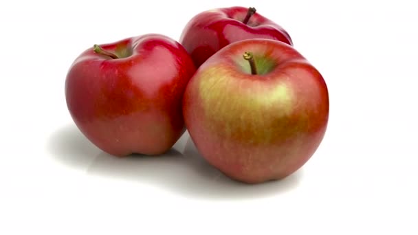 Roter Köstlicher Apfel Isoliert Auf Weißem — Stockvideo