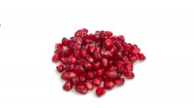 Beyaz arkaplanda izole edilmiş nar tohumları yığını