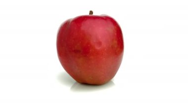 Kırmızı lezzetli elma beyaz arkaplanda izole.