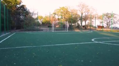 Futbolun kale kapısına doğru hareket